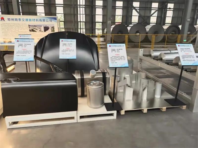 河南省委書記樓陽生、省長王凱蒞臨明泰鋁業(yè)子公司明晟新材料參觀調(diào)研